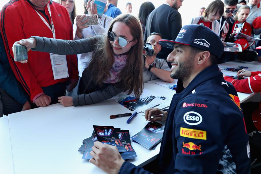L&#39;austriano Daniel Ricciardo, Red Bull, in un selfie con una fan (Getty)